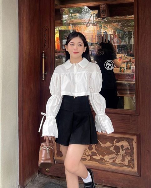 Outfit mùa hè - Áo sơ mi trắng diện với chân váy xếp ly và giày mary jane