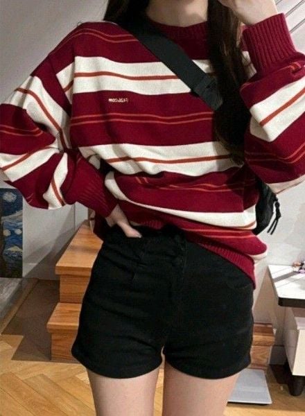 Outfit mùa hè - Áo len tăm mỏng đi cùng quần short vải và sneaker trắng