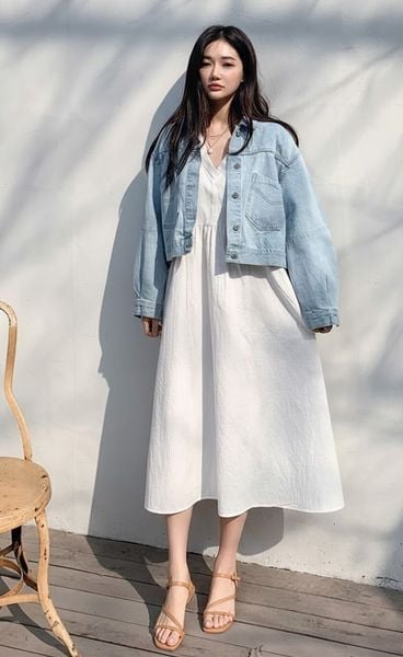 Outfit mùa hè - Áo khoác denim mỏng phối ngoài váy hai dây và sandal
