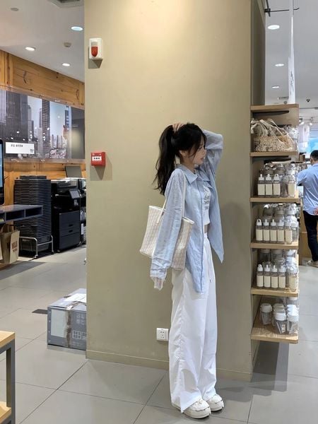 Outfit mùa hè - Áo sơ mi chambray đi cùng quần trắng và giày thể thao