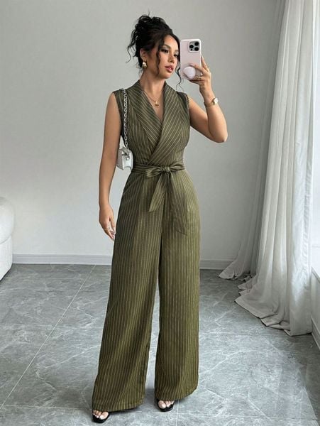 Outfit mùa hè - Jumpsuit vải thô kết hợp sandal đế thấp và túi đeo vai