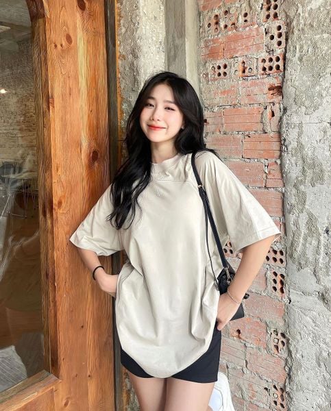 Outfit mùa hè - Áo thun trơn phối cùng quần short lưng cao và sneaker trắng