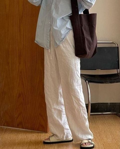 Outfit mùa hè - Áo sơ mi linen đi cùng quần suông sáng màu và sandal mảnh