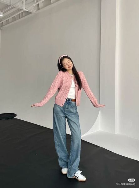 Outfit mùa hè - Áo hai dây kết hợp quần jeans ống đứng và cardigan mỏng