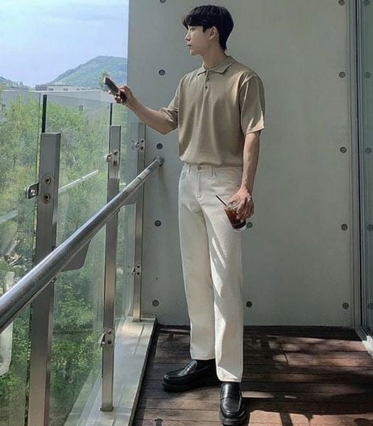 Outfit mùa hè - Áo polo dệt kim phối với quần chinos và giày lười tối giản