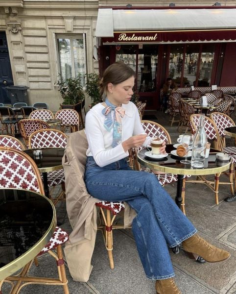 Parisian chic - Khăn lụa và trang sức tối giản