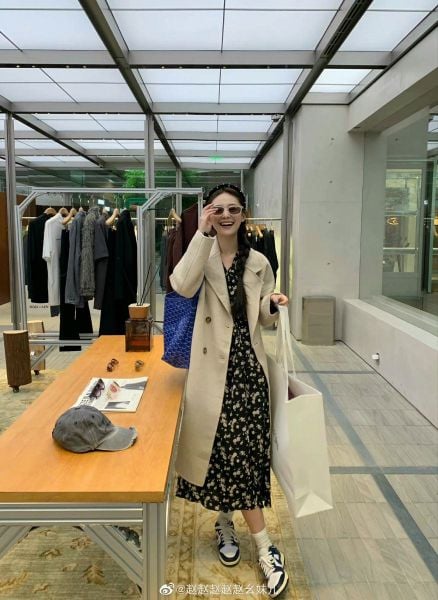 Parisian chic - Váy hoa nhí + Trench coat + Túi đeo vai