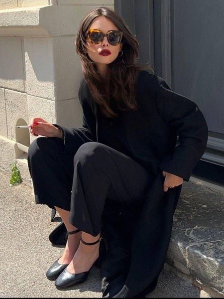 Parisian chic - All-black tối giản + Son đỏ như điểm nhấn