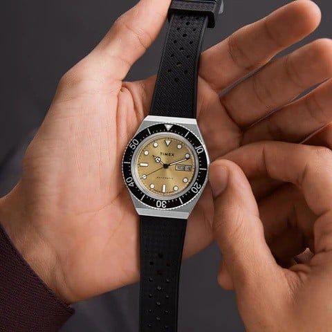 Cách phân biệt đồng hồ cơ và pin - Dựa vào chuyển động khi chỉnh núm