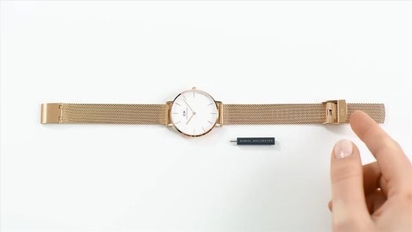 Phân biệt đồng hồ DW qua Giấy tờ và phụ kiện đi kèm