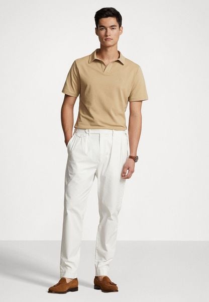 Phối đồ nam với Polo pique + chinos be + boat shoes