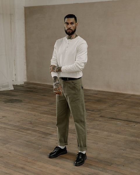 Phối đồ nam với Henley dài tay + chinos olive + sneaker retro