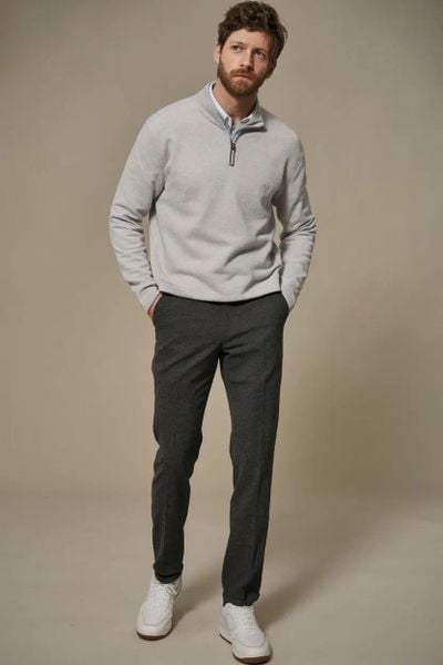 Phối đồ nam với Len crewneck + sơ mi cổ button-down + quần tây xám
