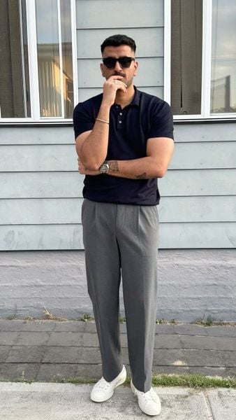 Phối đồ nam với Polo knit + quần tây pleat nhẹ + sneaker trắng