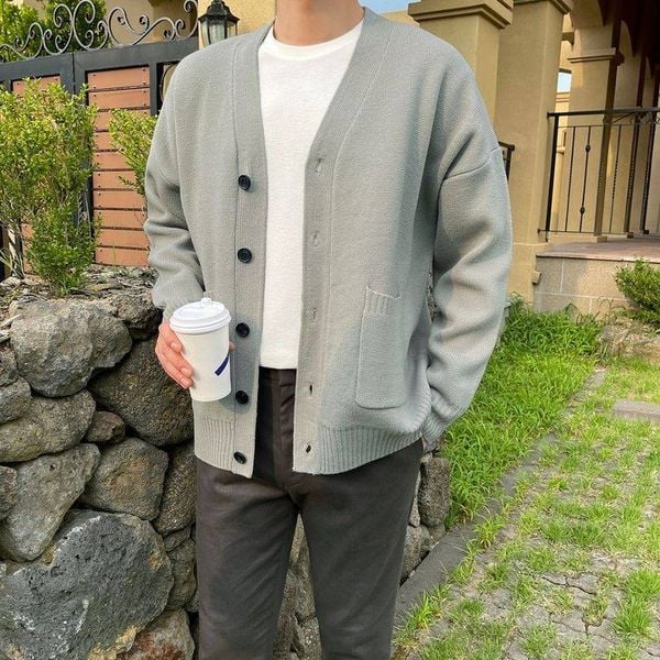 Phối đồ nam với Cardigan mỏng + tee trắng + quần xám