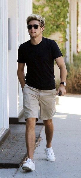 Phối đồ nam với Tee trơn + short chino 5–7 inch + sneaker trắng