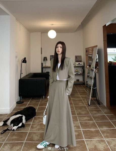 Phối đồ với chân váy dài chữ A - áo hai dây + blazer mỏng