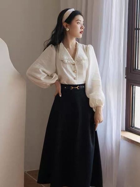 Phối đồ với chân váy dài chữ A - áo tay bồng/cổ bèo