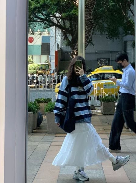 Phối đồ với chân váy dài chữ A - áo sweater dáng ngắn