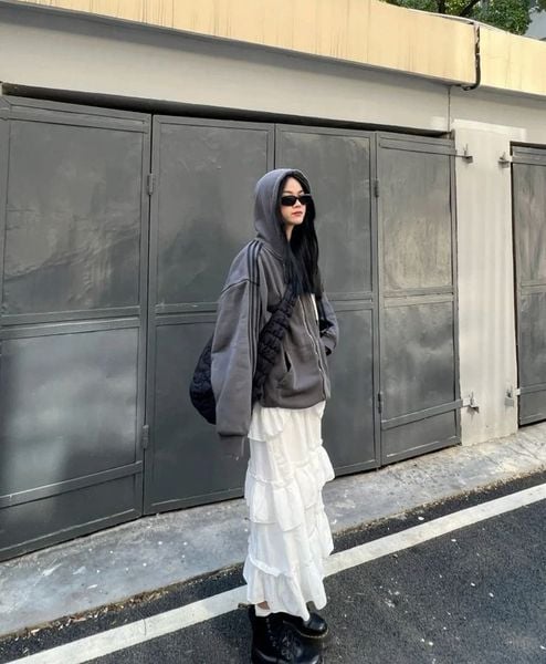 Cách phối đồ với chân váy xếp ly dài - hoodie hoặc sweatshirt