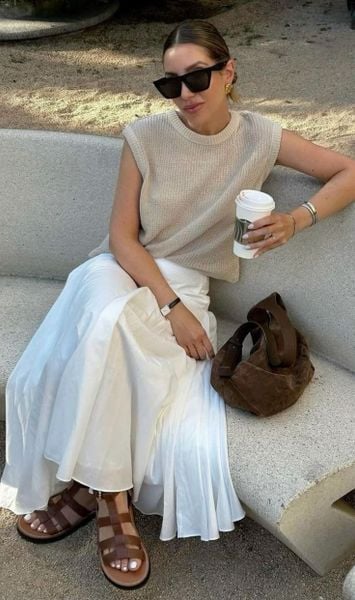 Chân váy xếp ly dài phối với giày gì - Sandal