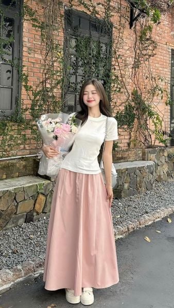 Cách phối đồ với chân váy xếp ly dài - Áo thun ôm gọn