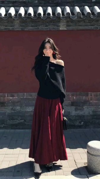 Cách phối đồ với chân váy xếp ly dài - sweater dáng gọn