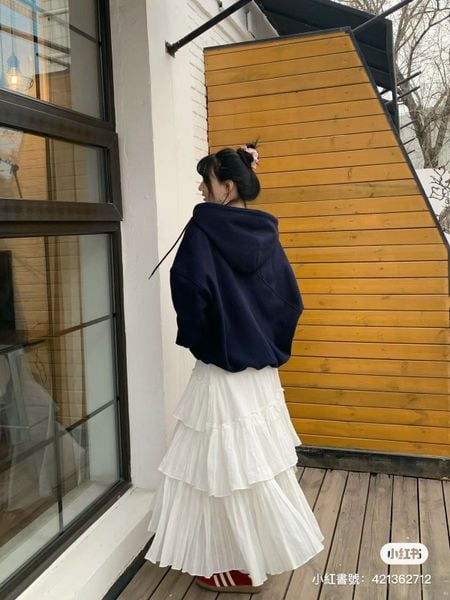 Cách phối đồ với chân váy xòe dài - hoodie hoặc sweater gọn dáng