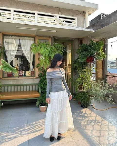 Cách phối đồ với chân váy xòe dài - áo trễ vai hoặc cổ vuông