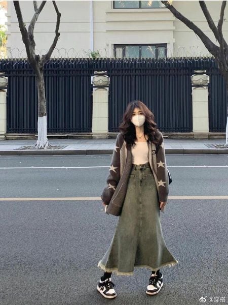 Cách phối đồ với chân váy xòe dài - Sneakers