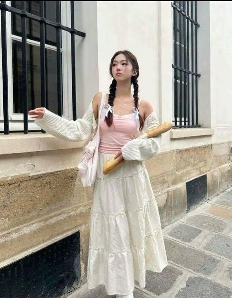 Cách phối đồ với chân váy xòe dài - áo hai dây và khoác mỏng