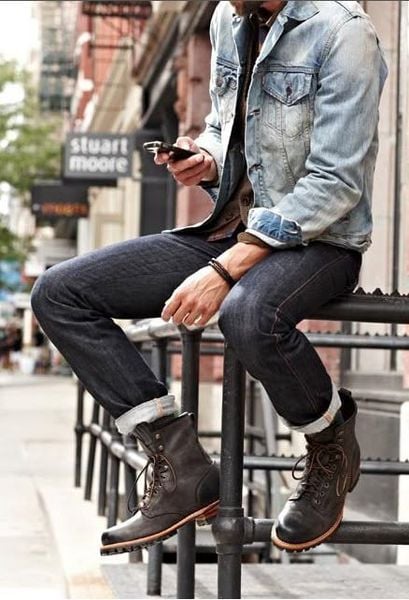 Cách phối đồ với giày boot nam - áo sơ mi denim và jeans tối màu