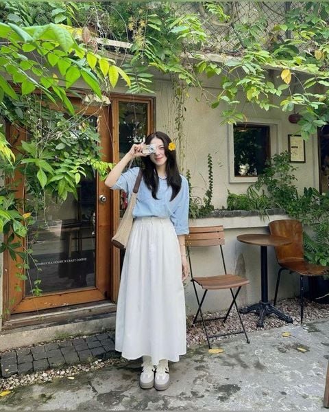 Váy maxi + Giày thể thao trắng