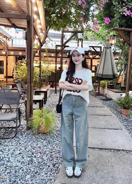 Áo phông + Quần jean + Sneaker