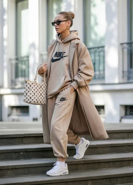 Hoodie + Quần jogger + Giày thể thao