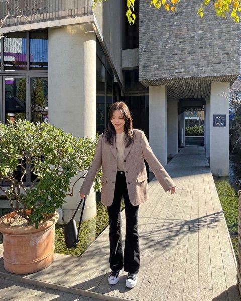 Blazer + Áo thun + Giày thể thao