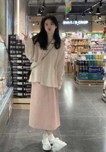 Cách phối đồ với giày thể thao trắng nữ - Áo len mỏng đi kèm chân váy midi