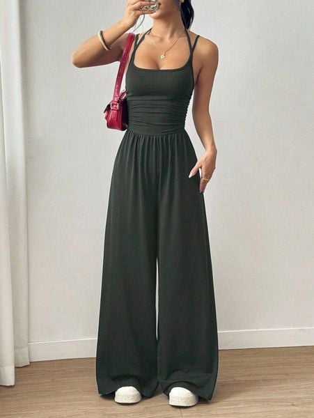 Cách phối đồ với giày thể thao trắng nữ - Jumpsuit trơn màu