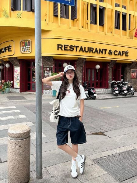 Cách phối đồ với giày thể thao trắng nữ - Culottes kết hợp cùng áo thun basic