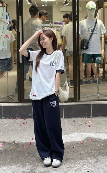 Cách phối đồ với giày thể thao trắng nữ - Quần jogger đi cùng áo thun