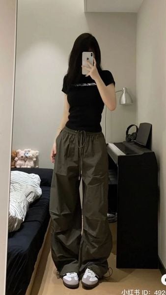 Cách phối đồ với giày thể thao trắng nữ - cargo ống rộng phối với áo ôm