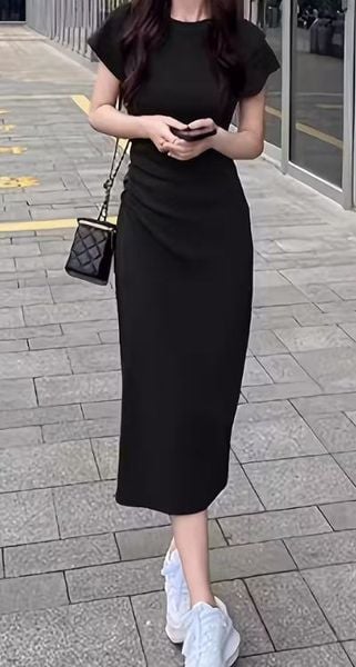 Cách phối đồ với giày thể thao trắng nữ - Đầm len body nhẹ