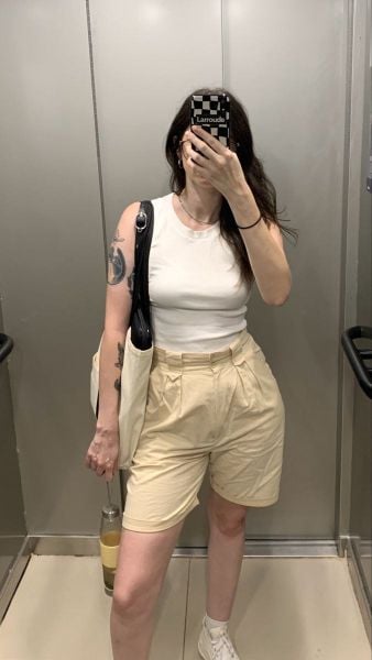 Cách phối đồ với giày thể thao trắng nữ - Áo hai dây phối cùng quần short