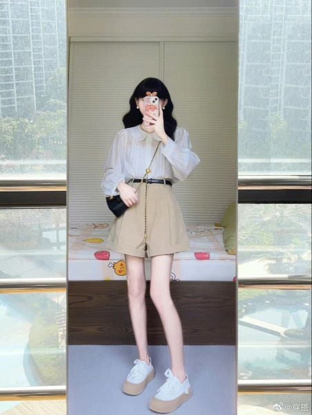 Cách phối đồ với giày thể thao trắng nữ - Áo sơ mi trắng diện với quần short vải