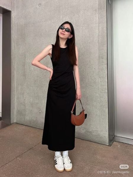 Cách phối đồ với giày thể thao trắng nữ - Đầm đen basic