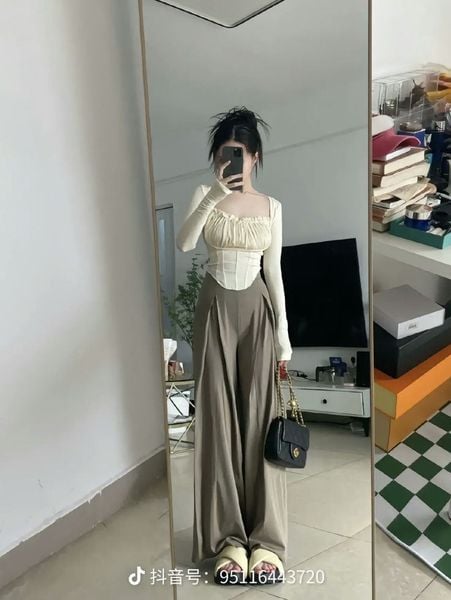 Cách phối đồ với quần ống rộng - Với áo cổ vuông