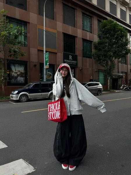 Cách phối đồ với quần ống rộng - Với hoodie dáng gọn