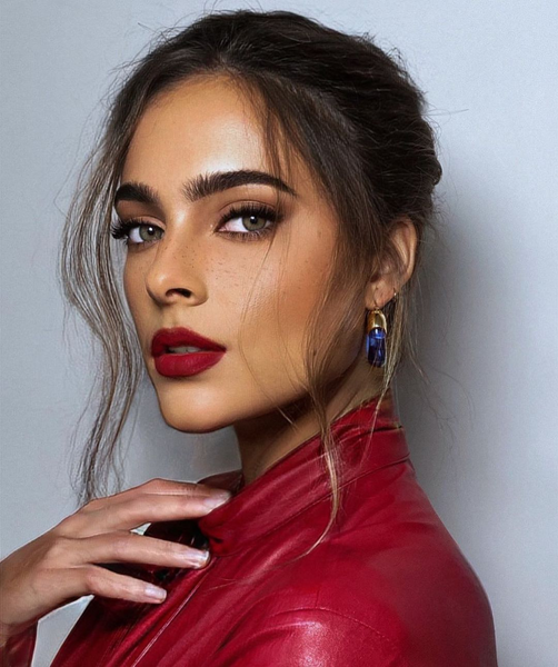 Đỏ rượu vang và làn da nâu khiến bạn thu hút và bí ẩn