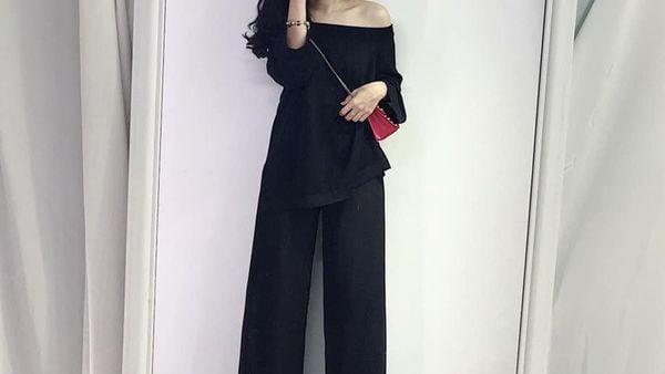Phối áo trễ vai và quần ống rộng cho người thấp