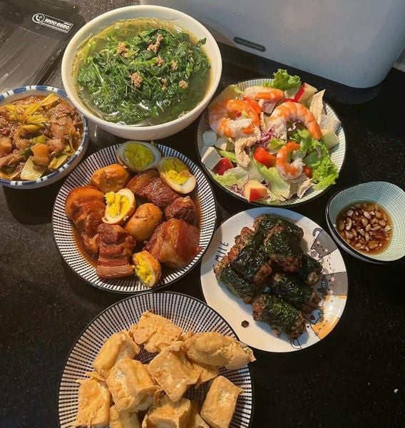 Tặng quà 8/3 cho mẹ - Bữa ăn gia đình